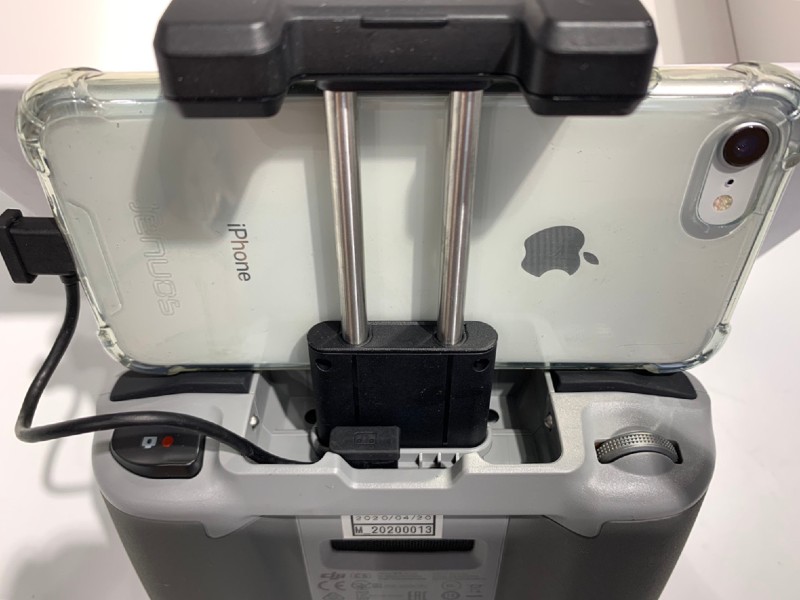 DJI Mavic Air 2 送信機 背面 スマートフォン接続