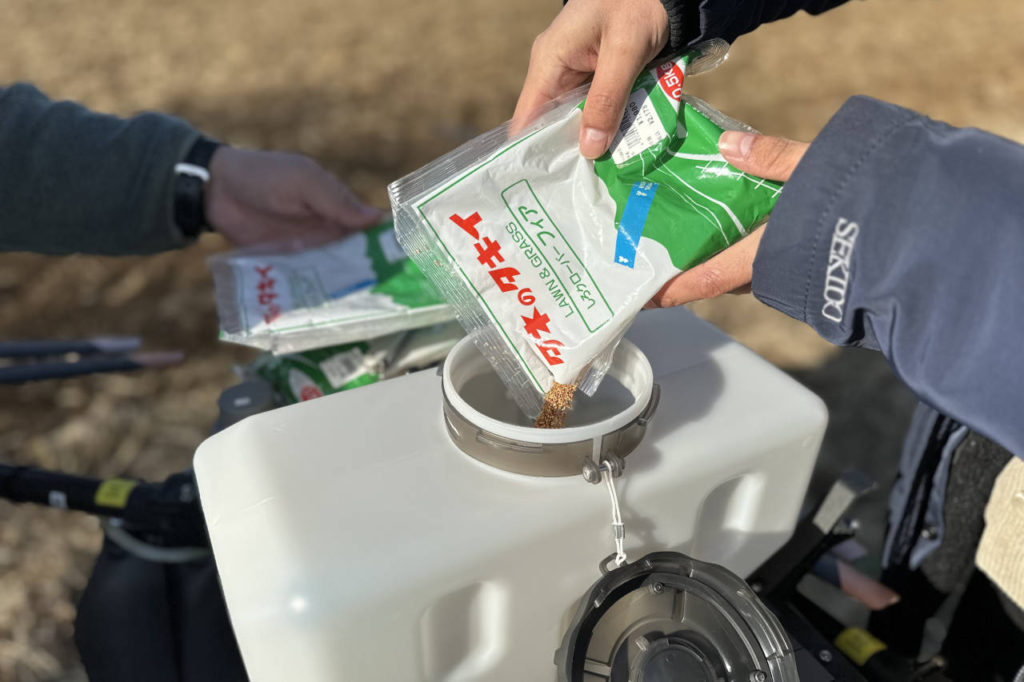 ドローンでクローバー播種