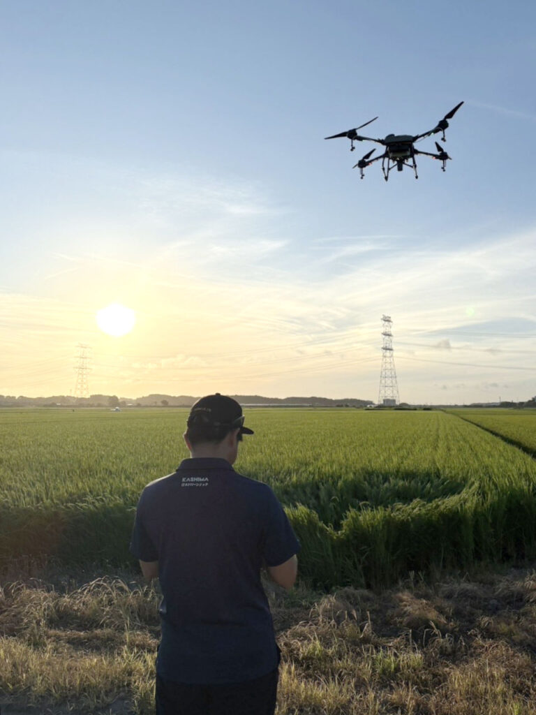 kashima-drone-spraying-field_03