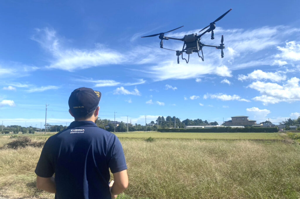 kashima-drone-spraying-field_05